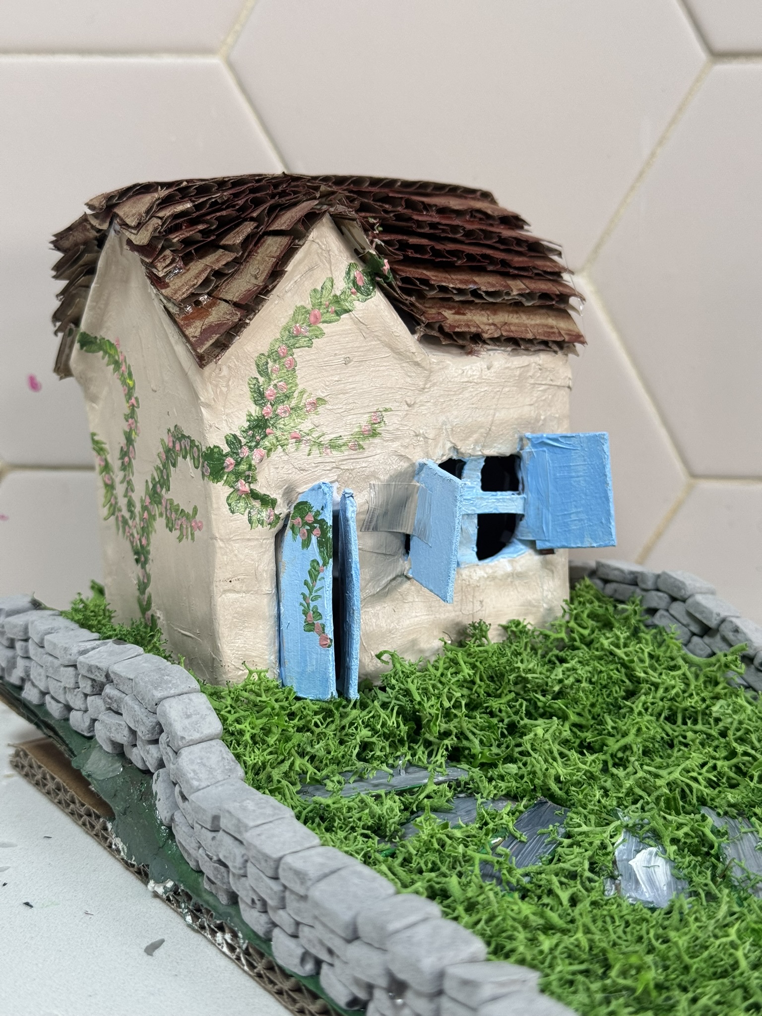 יצירת בית כפרי מיניאטורי — סדנת בקתה ביער של ArtyParty